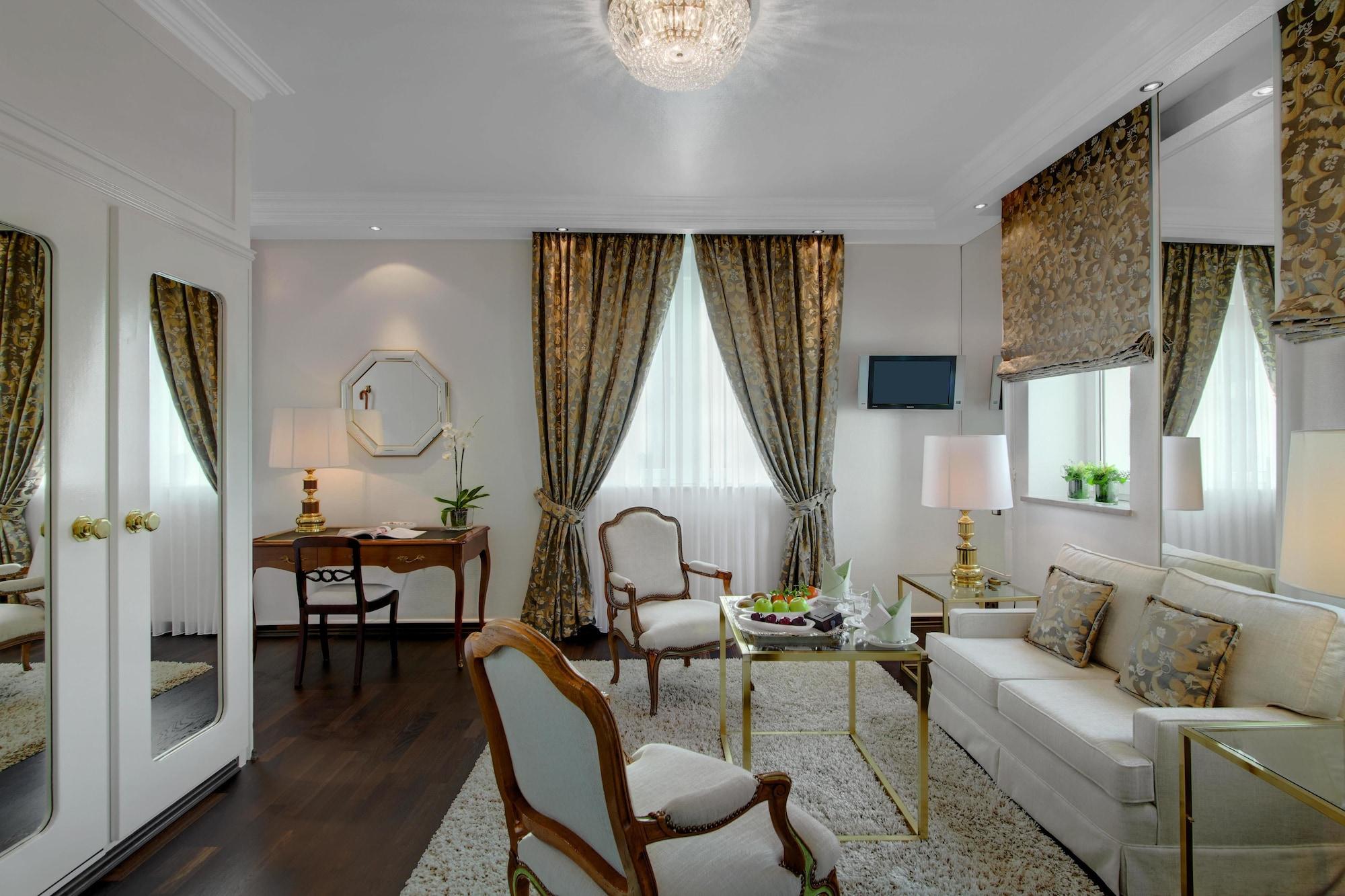 فندق Europäischer Hof هايدلبرغ المظهر الخارجي الصورة A suite at the hotel