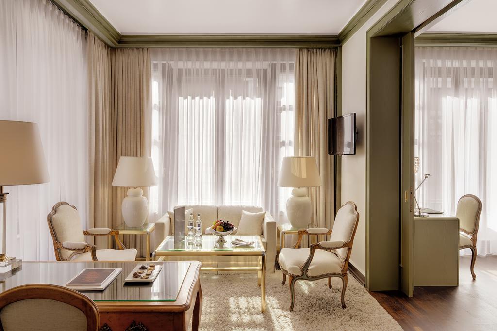 فندق Europäischer Hof هايدلبرغ الغرفة الصورة A suite at the hotel